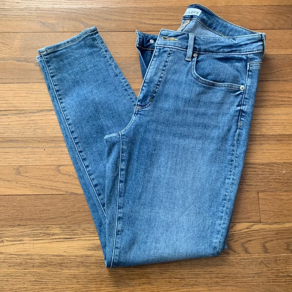 Loft light wash curvy skinny crop jeans. Size 28/6.